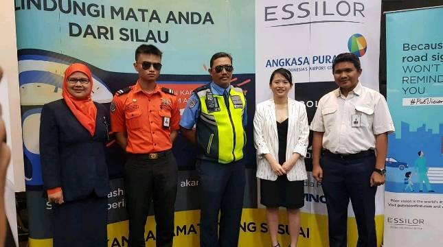 Tingkatkan Kesehatan Mata, Essilor Indonesia Bagikan Kacamata Hitam Gratis di Ground Handling Bandara Soetta 