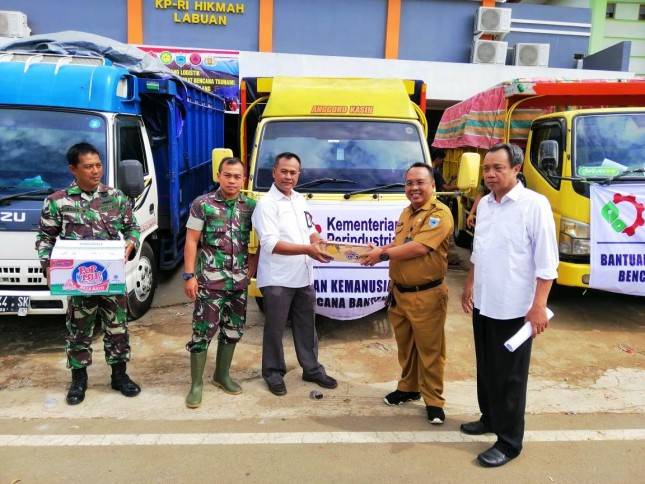 Kemenperin Serahkan Bantuan Bagi Korban Tsunami Selat Sunda