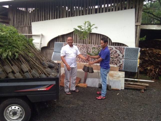Tingkatkan Perekenomian Petani, Sekawan Sumber Sejahtera Beri Bantuan Pengelolaan Sengon