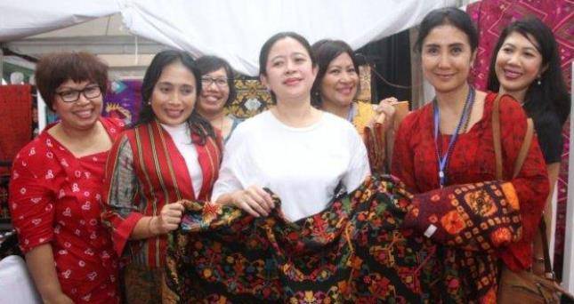 Gerakan Busana Sarung Sebagai Pakaian Resmi Indonesia