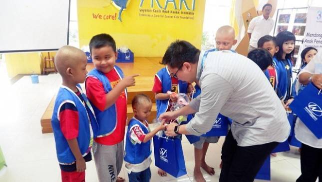 WOM Finance Berbagi Kasih dengan Anak-Anak Pengidap Kanker YKAKI
