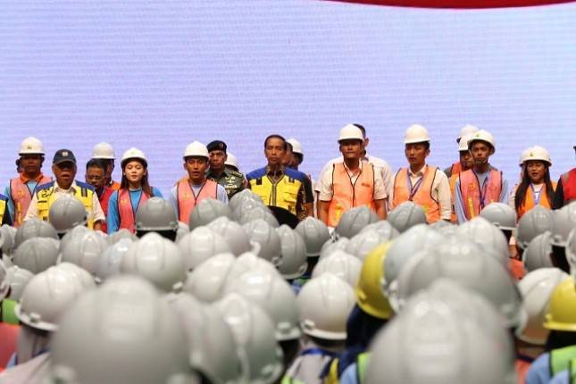 Jokowi Serahkan Sertifikat Kepada 16.000 Tenaga Konstruksi