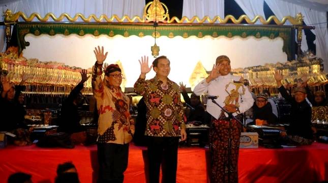Cegah Hoax dan Fitnah, DPR RI dan Kominfo Edukasi Masyarakat Melalui Pagelaran Wayang Kulit