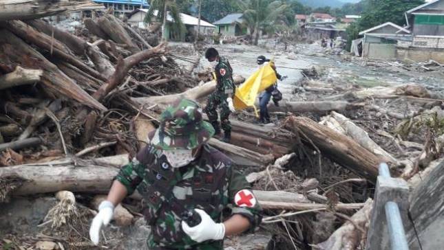 Dua Orang Jenazah Korban Banjir Bandan Sentani Dievakuasi Tim Kes Gabungan TNI
