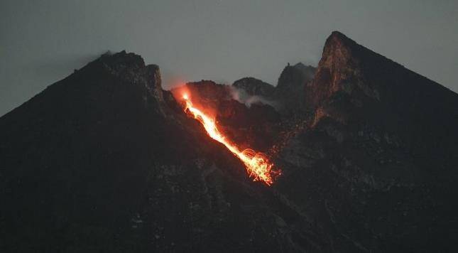 Guguran Lava Pijar Gunung Merapi Potensi Fenomena Pariwisata Alternatif