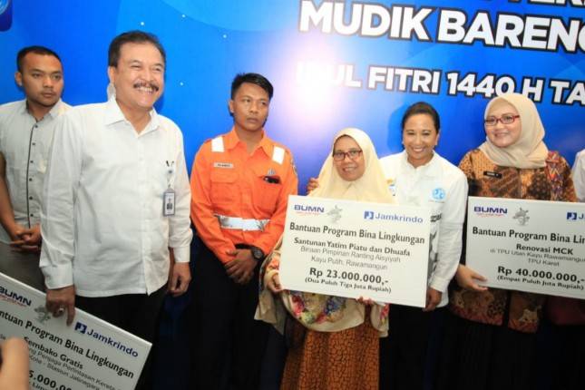Perum Jamkrindo Berbagi dengan Masyarakat Sekitar