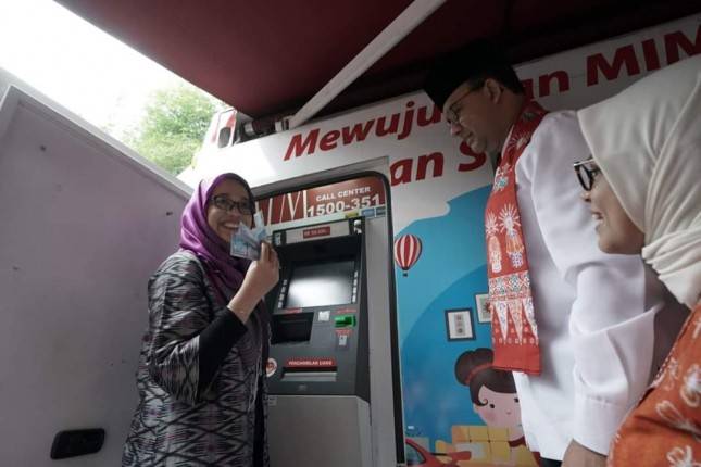 Gubernur DKI Serahkan ATM ke Kader PKK