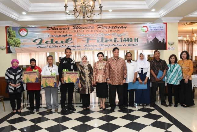 Menperin Berikan 1.150 Bingkisan Lebaran untuk Pegawai Lingkungan Kemenperin