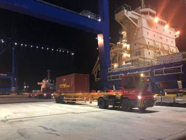 Kapal Temas Line Rutin Sandari Pelabuhan Kuala Tanjung