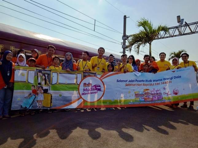 Wings Group Berangkatkan Konsumen Setianya Mudik Gratis dengan Kereta Wisata