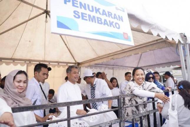 3.000 Paket Sembako Dibagikan Menteri Rini ke Warga Surabaya