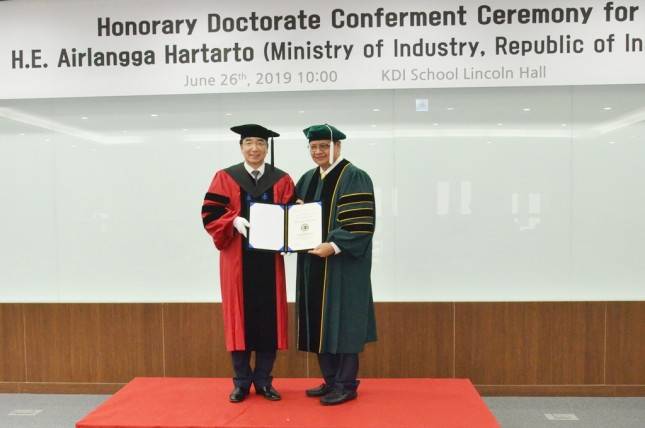 Terima Gelar Doktor Honoris Causa di Korsel, Menperin Sebut Presiden Jokowi Adalah Mentor Terbaiknya