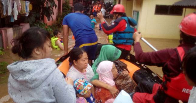 Tim Rescue PKPU Evakuasi Warga Cipinang Melayu