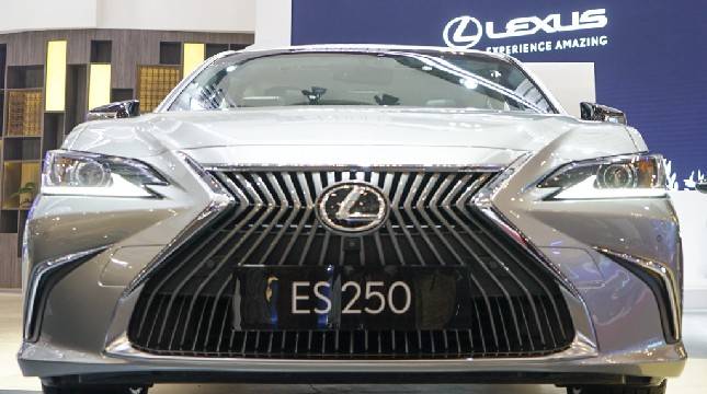 Sedan Mewah Lexus ES 250 Tampil Ciamik di GIIAS