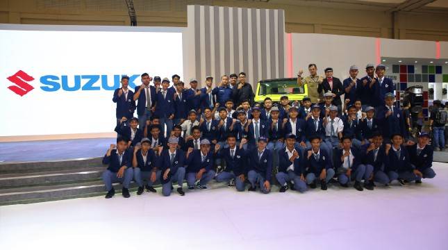 Suzuki Mengulas Teknologi Jimny bersama Para Pelajar SMK Fadilah Utama di Student&rsquo;s Day, GIIAS 2019