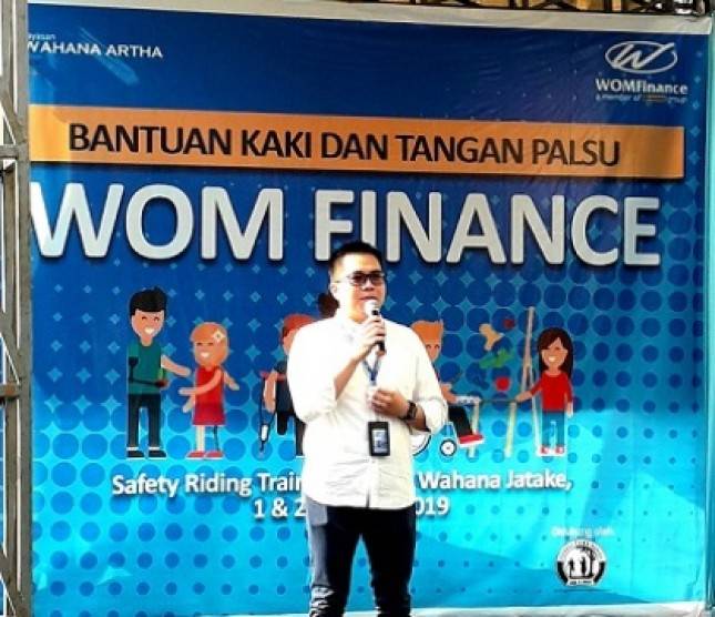 WOM Finance Bagikan Kaki Tangan Palsu bagi Penyandang Tuna Daksa 