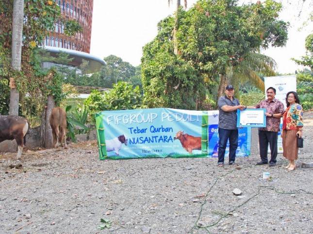 FIFGROUP Tebar 526 Kambing Dan 2 Sapi Kurban