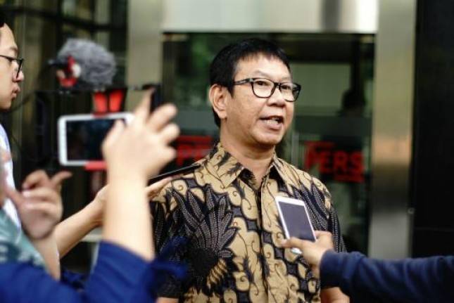Almistabat  Menyerahkan Laporan Penyidikan Kasus Suap Impor Bawang Putih