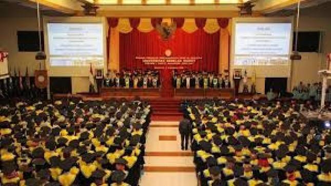 Meninggal Sebelum Ujian Skripsi, Rektor UNS Wisuda Alm. Irza Laila