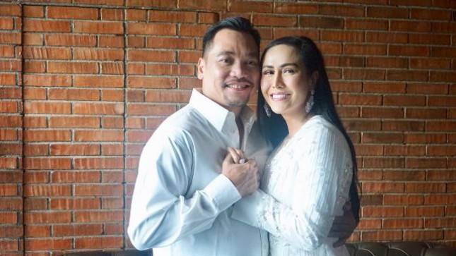 Artis Ratu Meta Ajak Suami Duet Pop Setialah Denganku
