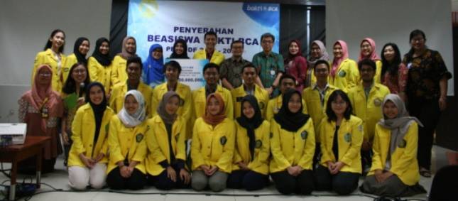 BCA Serahkan Beasiswa Dana Rp400 Juta bagi Mahasiswa Berprestasi 