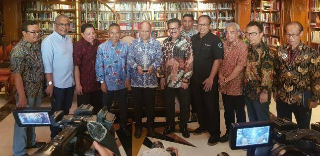 PWI Beri Anugerah Bapak Kemerdekaan Pers Indonesia kepada BJ Habibie