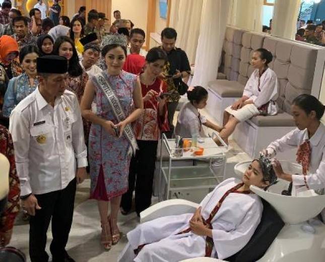Mustika Ratu-Djarum Foundation Resmikan SMK Beauty Spa di Kudus 