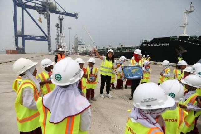 Anak-Anak SD BatubaraBerkunjung ke Pelabuhan Kuala Tanjung