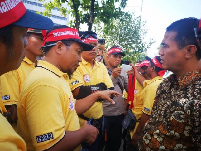 Mentan Temui dan Dielukan Peternak Pendemo