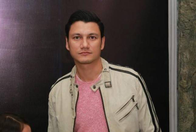 Christian Sugiono Ngatasi Dingin Dengan Menyalakan Lampu 2000 watt