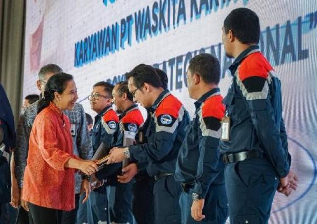 Menteri Rini Beri Apresiasi ke Karyawan Hutama Karya dan Waskita Karya