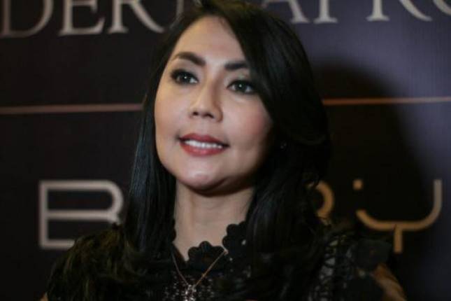 Tessa Kaunang Tidak Berusaha Membuka Perihal Perceraiannya Kepada Buah Hatinya