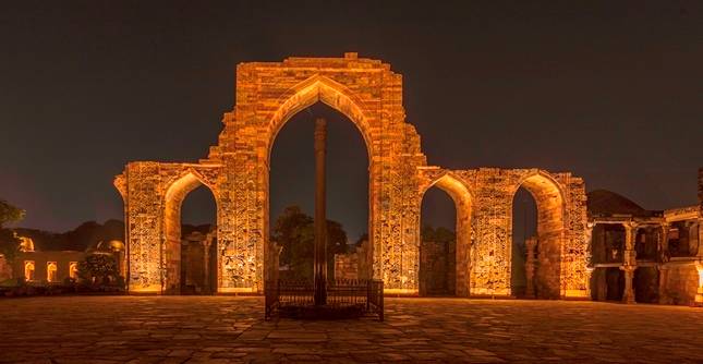 Signify Menyinari Qutub Minar dengan Pencahayaan LED Warm White  