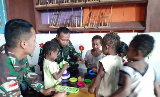 Prajurit Pamtas RI-PNG Yonif 411Kostrad Sulap Rumah Pintar Jadi PAUD 