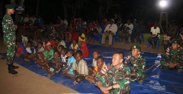 Satgas Batalyon Infanteri 411 Kostrad Gelar Nobar Bersama Warga Pedalaman Papua  