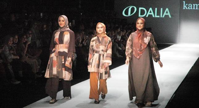 Barli Asmara, Restu Anggraini dan KAMI Kolaborasi Dengan Daliatex di JFW 2019
