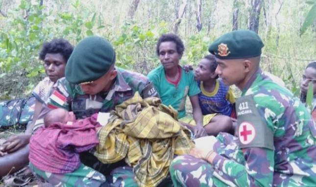 Anggota Satgas Pamtas RI-PNG Yonif 411 Kostrad Bantu Proses Persalinan di Tengah Hutan