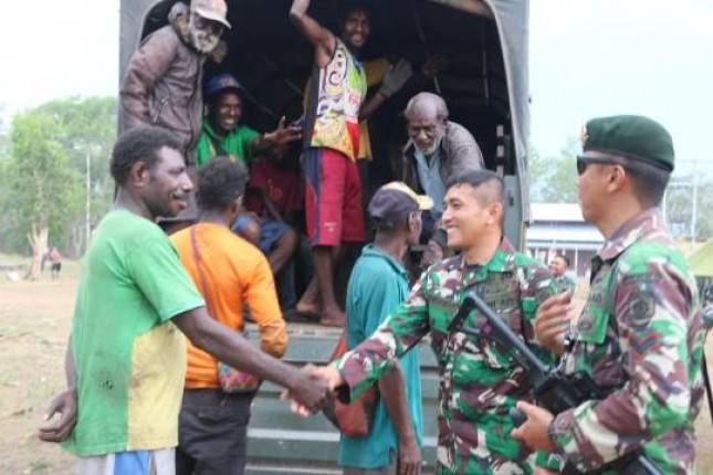 Truk Satgas Yonif MR 411/Pdw Kostrad Bantu Antar Jemput Warga Papua Nugini  