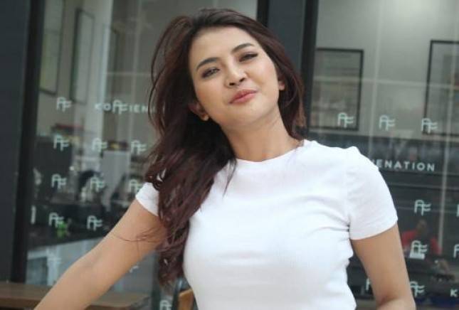 Farah Fang dari News Anchor Terjun ke Film