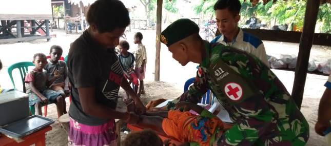 Satgas Pamtas Yonif 411 Kostrad Gelar Posyandu Bagi Warga Perbatasan RI-PNG  
