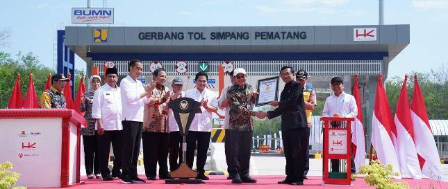 Presiden Jokowi Resmikan Tol Terpanjang di Indonesia