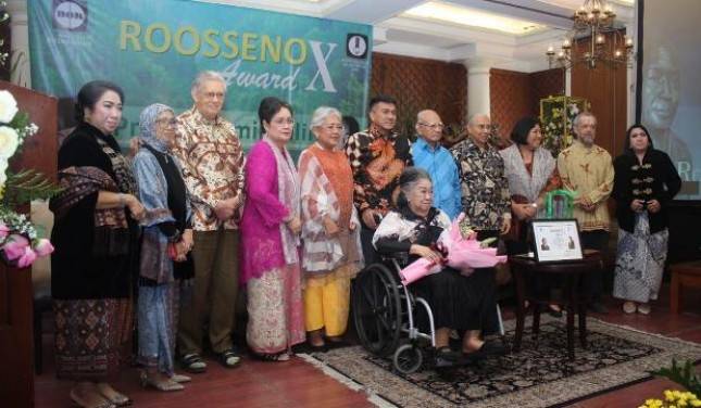 Biro Oktroi Roosseno Berikan Penghargaan Rosseno Award ke X Kepada Prof. Dr. Emil Salim