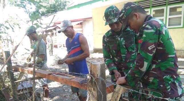 Personel Satgas Ops Pamrahwan Maluku Yonif 136 Bantu Renovasi Sekolah