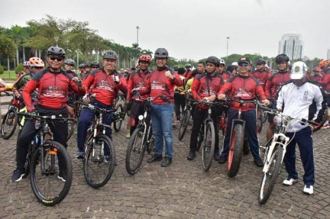 Gubernur Anies Baswedan- Dankormar-Pangdam Jaya Gowes Sepeda Keliling Jakarta