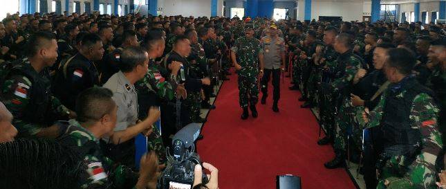 Satgas Yonif Raider 514/SY Menerima Pengarahan dari Panglima TNI