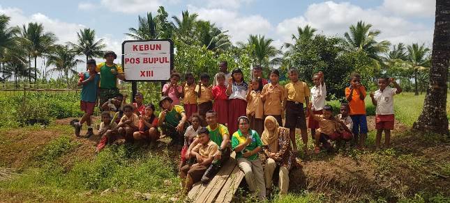 Prajurit TNI Yonif MR 411/Pdw Kostrad Ajarkan Siswa-Siswi Perbatasan Berkebun