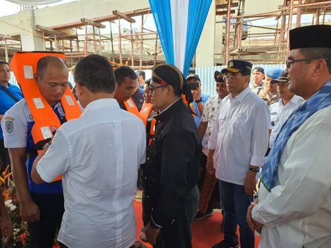 Sumbang 1.400 Jaket Pelampung, IKA ITS Peduli Keselamatan Pelayaran Rakyat  