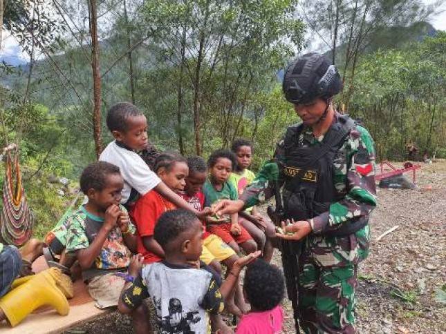 Hangatnya Bakar Batu Pada Peringatan Natal Bersama TNI dan Masyarakat Opitawak Papua