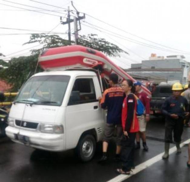 Kemensos Salurkan Bantuan Warga Terdampak Banjir di Jakarta dan Bandung Barat