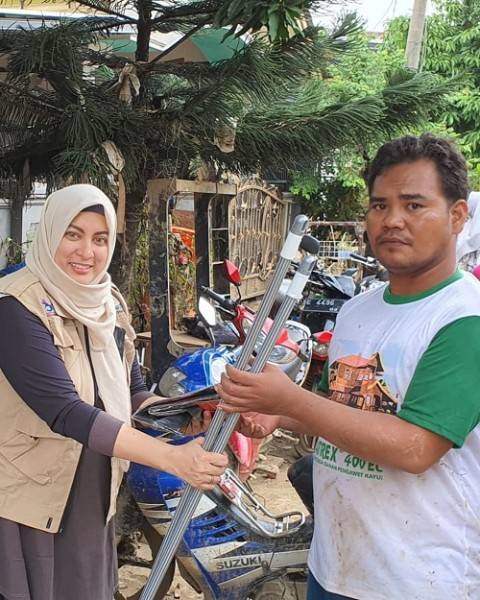 OK OCE Peduli Bersama Jane Shalimar Adakan Kerja Bakti Bersihkan Rumah Warga Korban Banjir